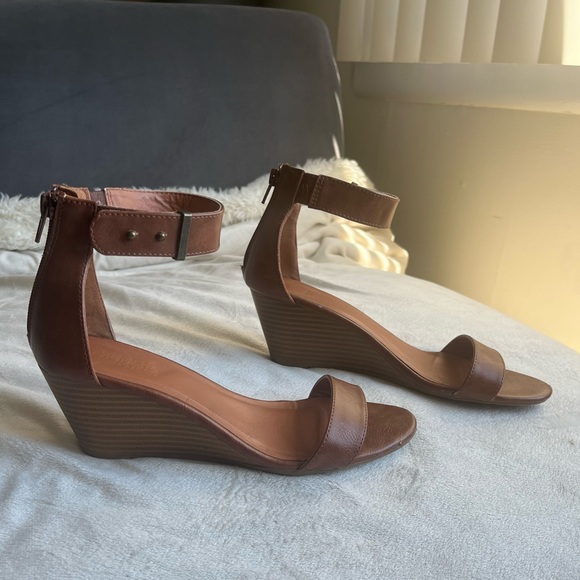 Charlotte Russe 2.5” wedged heels. EUC! Size 7 - Picture 4 of 8